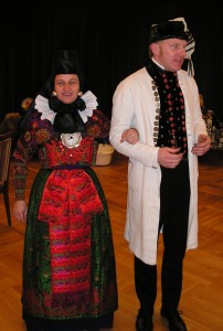 Paar in Tracht von 1870